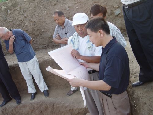 省文物局领导检查墓葬绘图情况 (2).jpg